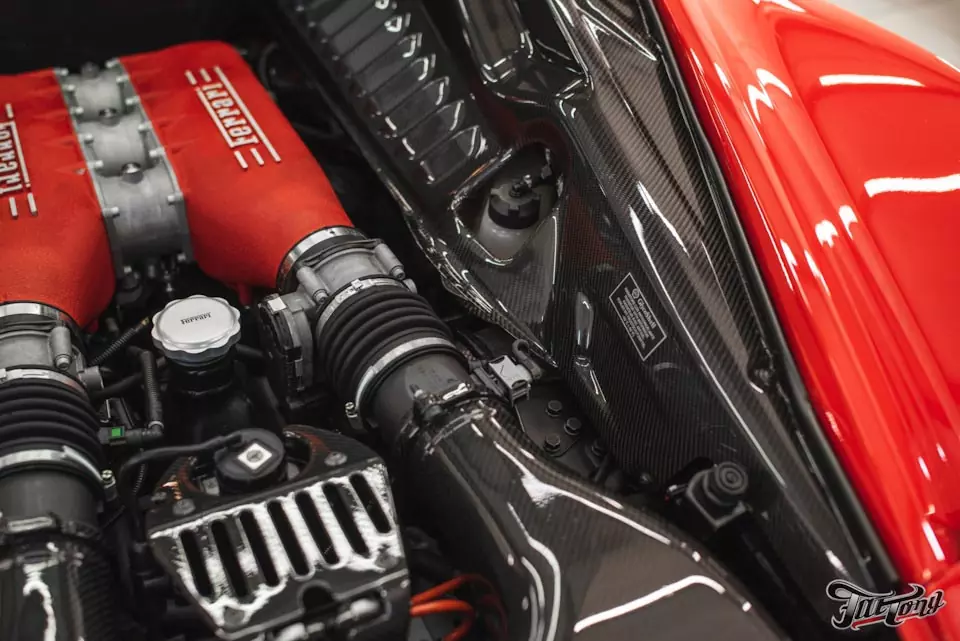 Ferrari 458 Italia. Химчистка салона и подкапотки.